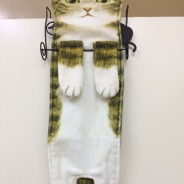 フェリシモ猫部のキジトラ猫の長いタオルをタオル掛けに掛けた画像