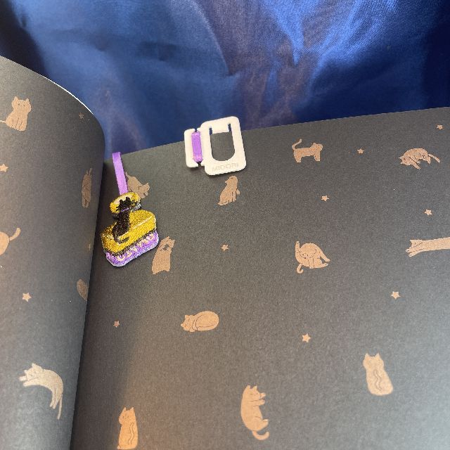 ミドリの刺繍ブックマーカー黒猫柄を本に挟んだ画像