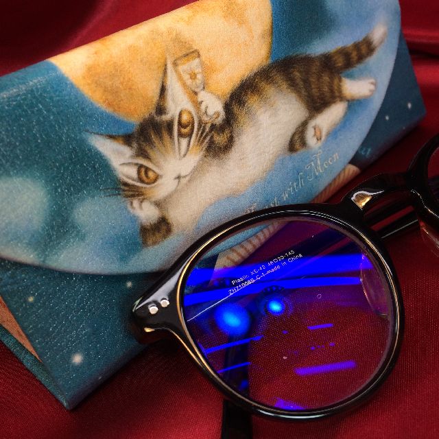 猫のダヤンの折りたたみメガネケース月に乾杯柄の全体画像