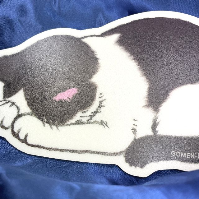 アーティミスのごめん寝猫ダイカットマウスパッド白黒ハチワレ猫の画像