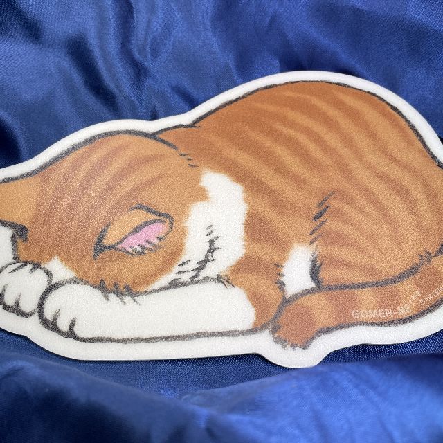 アーティミスのごめん寝猫ダイカットマウスパッド茶トラ猫の画像