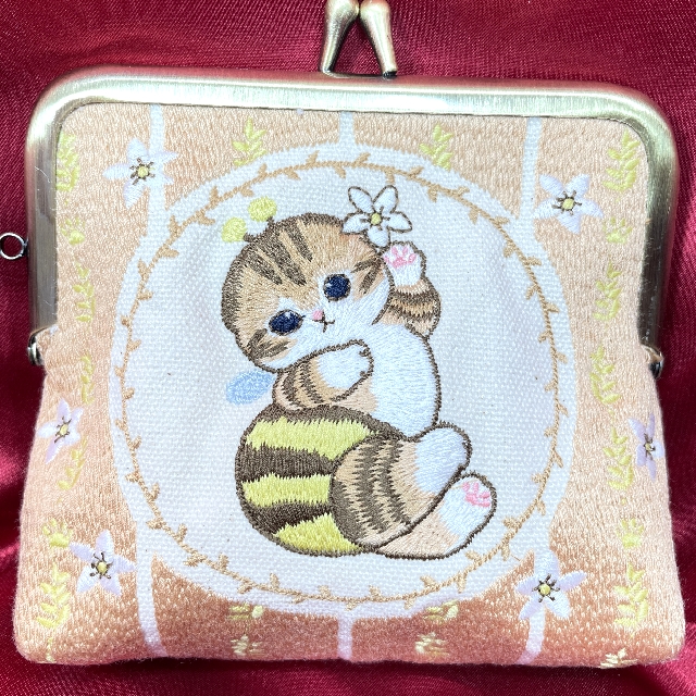 モフサンドのがま口ミニポーチ畳刺繍ハチにゃん柄の全体画像