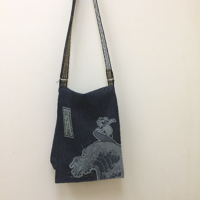 倉敷デニム製ショルダーバッグ「波ノリ猫」柄のオモテの全体画像
