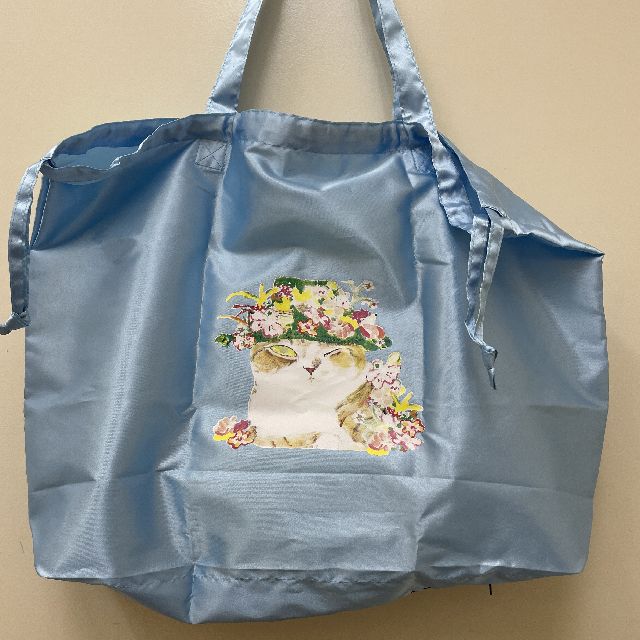 マンハッタナーズのレインバッグ「ミケちゃんの花冠」柄のブルー色の全体画像