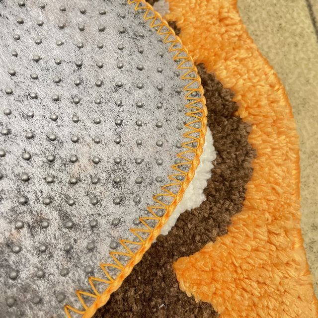 猫のダヤンのダイカットラグほおづえ柄の裏側画像