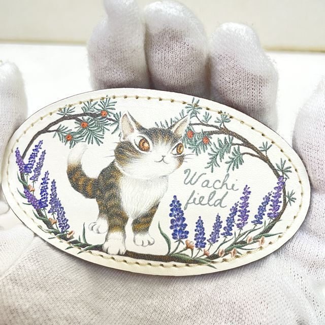 猫のダヤンのオーバルバレッタ不思議の境目柄を手に載せた画像