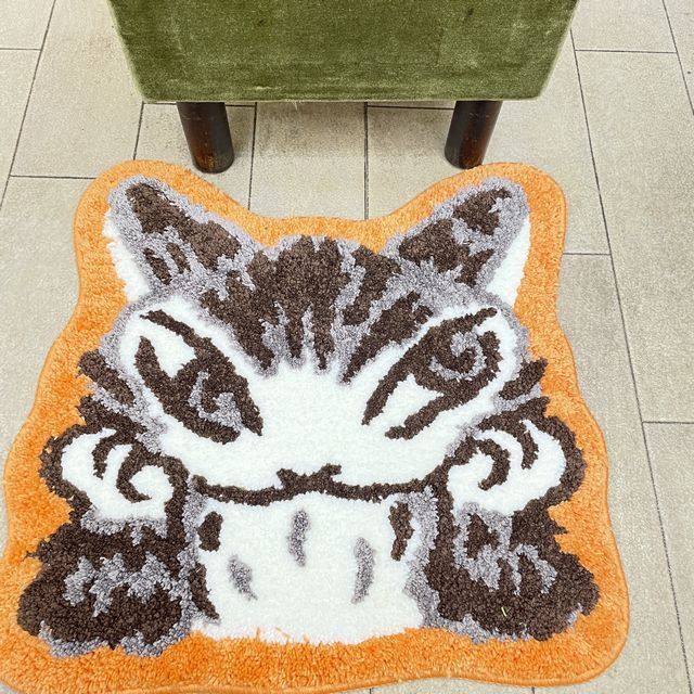 猫のダヤンのダイカットラグほおづえ柄を床に敷いた画像