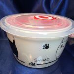 【猫３兄弟】パック小鉢（小）行進柄。蓋付で電子レンジOK。そのまま冷蔵庫にも。