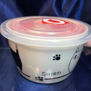 【猫３兄弟】パック小鉢（小）行進柄。蓋付で電子レンジOK。そのまま冷蔵庫にも。