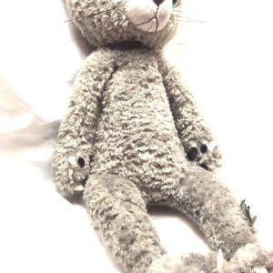 鋭い目つきと爪がトレードマークの猫のスクラッチぬいぐるみ。