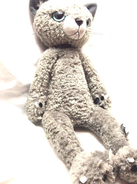 鋭い目つきと爪がトレードマークの猫のスクラッチぬいぐるみ。