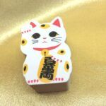 【メール便】置き物としても使える、招き猫型ダイカットプラスチック消しゴム三毛猫。