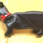 【メール便】黒猫ぬいぐるみペンポーチ。ダイカットで、コスメ入れにも。