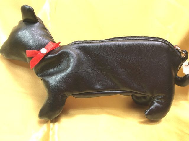 【メール便】黒猫ぬいぐるみペンポーチ。ダイカットで、コスメ入れにも。