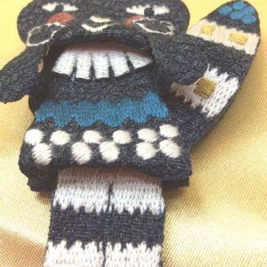 【メール便・マタノアツコ】フェルト刺繍「猫のブローチ」。ブラック、レッド、ブルー。ギフト箱入り。