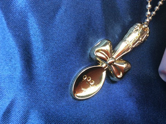 マリーがま口タイプポーチのバッグチャーム部分のクローズアップ画像