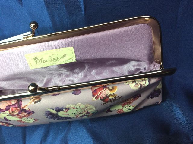 マリーがま口タイプポーチの口を開いた内側の画像