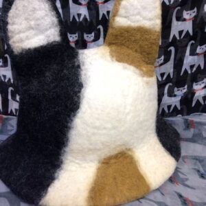 心まで暖かくなるウール１００％の猫耳フェルト帽子三毛猫バージョン