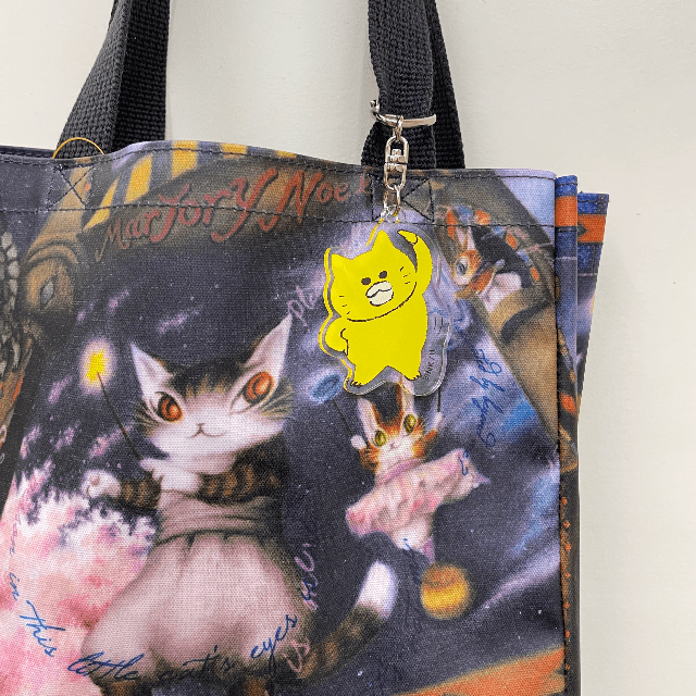 マリモクラフトのノラネコぐんだんのアクリルキーホルダーたいそう柄をバッグに下げた画像