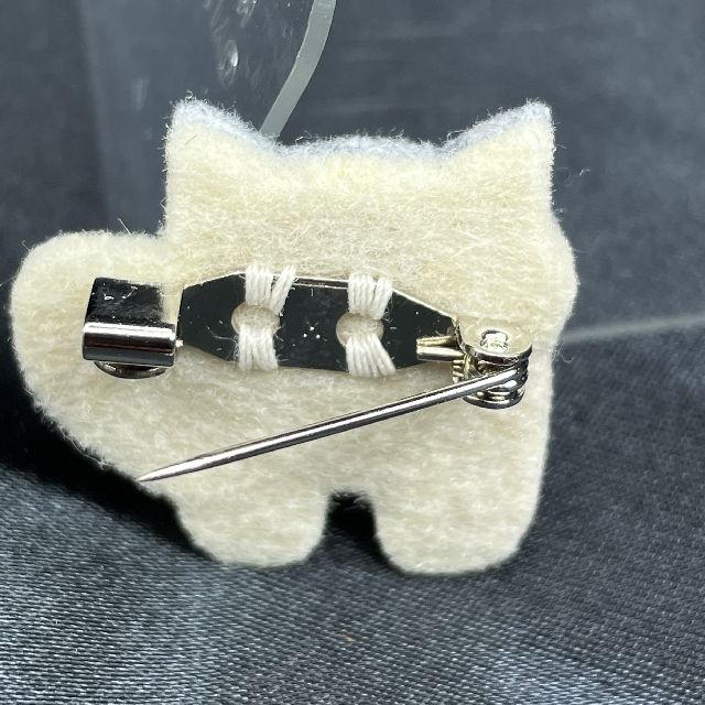 RU・RU・RUさんのハンドメイドフェルトブローチの背面画像