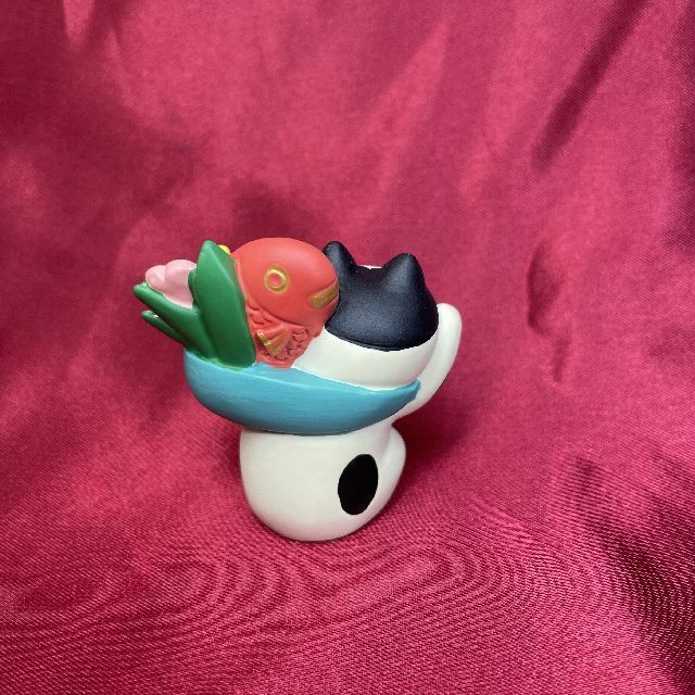 DECOLEのconcombre置物縁起かつぎ招き猫ハチワレ猫の背面画像