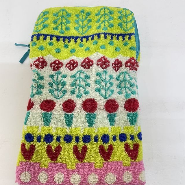 マタノアツコのペットボトルタオル・スペインの庭柄の背面画像