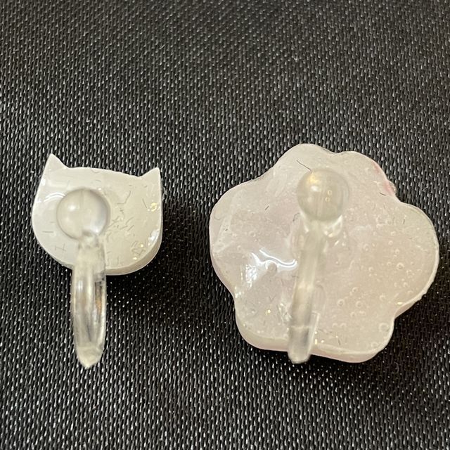 猫の肉球ハンドメイドのレジン制イヤリングの裏側画像