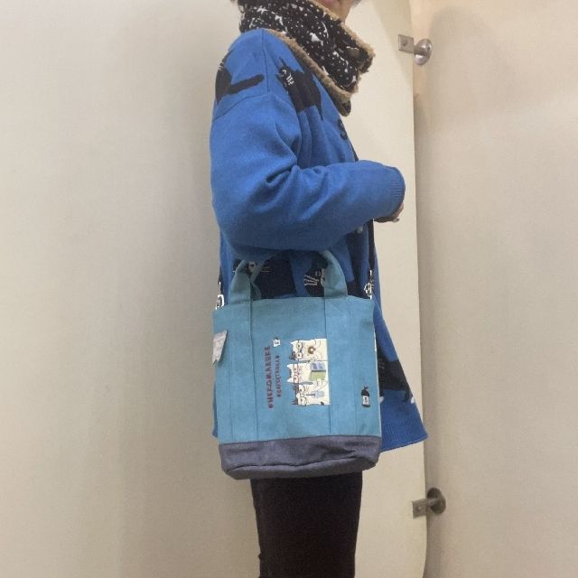 クスグルジャパンのネコまるけ楕円底バッグを肩に掛けた画像