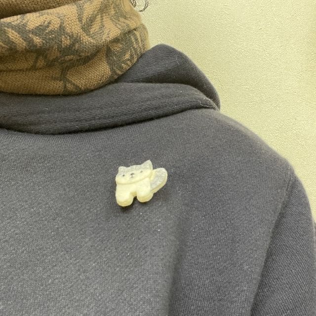 RU・RU・RUさんのハンドメイドフェルトブローチを服に着けた画像