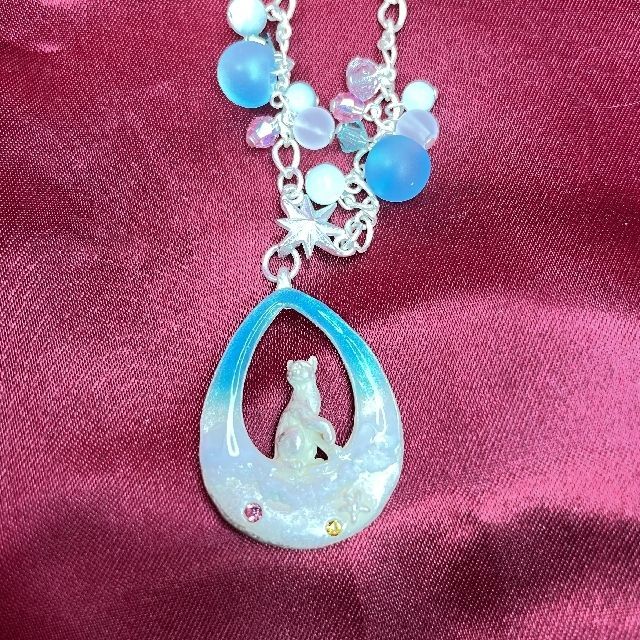 パルナートポックの猫ネックレス浜辺柄のクローズアップ画像