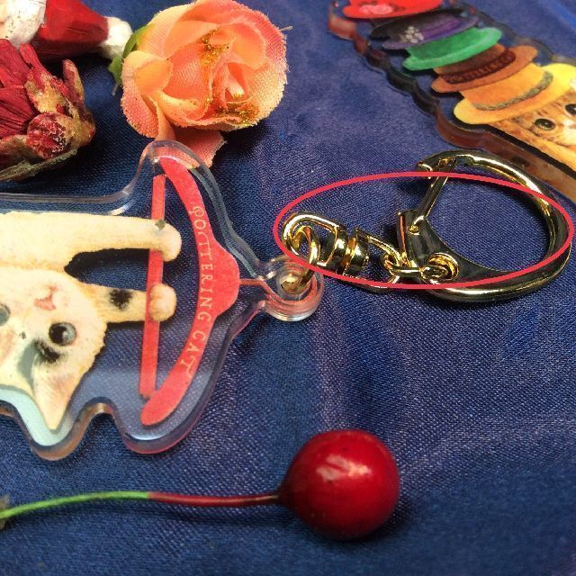 ポタリングキャットアクリルキーホルダーのキーリング部分のクローズアップ画像