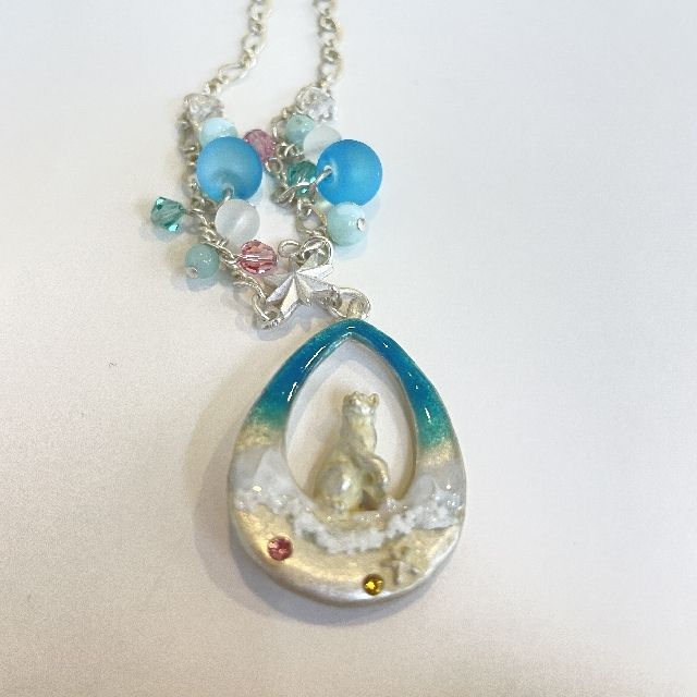 パルナートポックの猫ネックレス浜辺柄のモチーフのクローズアップ画像