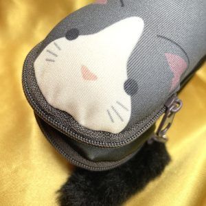 【クツワ】リストレストになるリララペンケース・「ハチワレ猫」柄・グレー