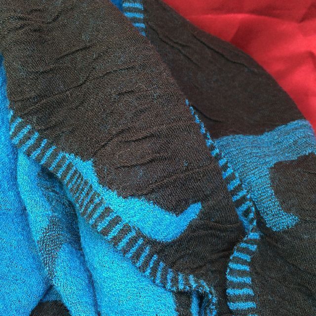 マタノアツコのブルー色のウール混ショールのクローズアップ画像