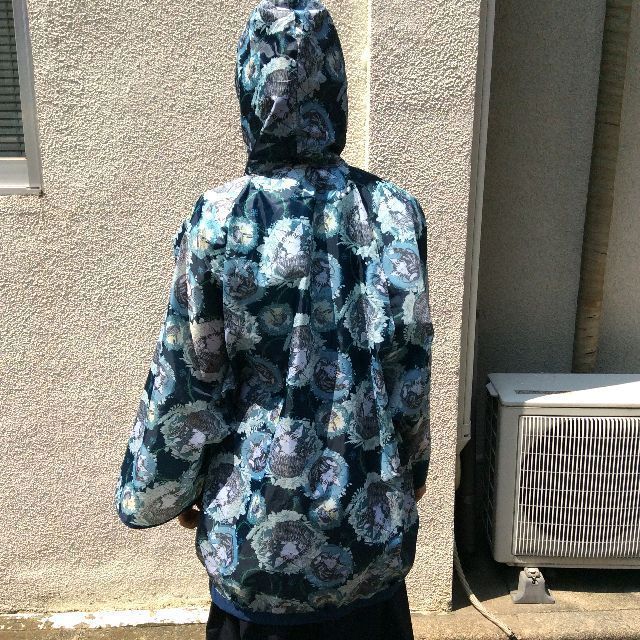 ダヤンのバルトBABYモモンガポンチョのダヤンのバルトBABYモモンガポンチョをモデルに着せてフードを被らせた後姿の画像