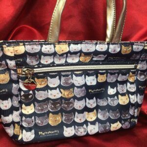 【マンハッタナーズ】手提げポーチ・ポリエステル製・ネイビー色・シャンパンゴールド色（持ち手）・「モノトーン猫顔」柄