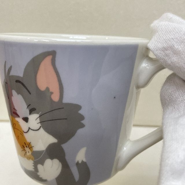 トムとジェリーマグカップBEST FRIENDS FOREVER柄を手に待った画像