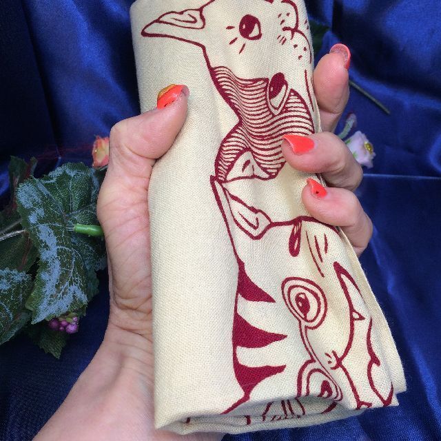 こじましんデザインの手ぬぐい「CAT's　Bar」柄を手に持った画像