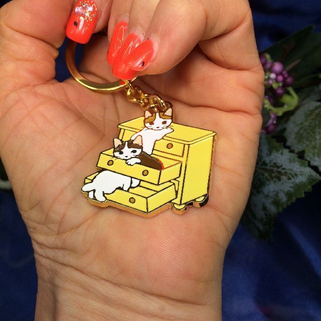 ポタリングキャットのキーホルダー「引き出し」柄を手に持った画像