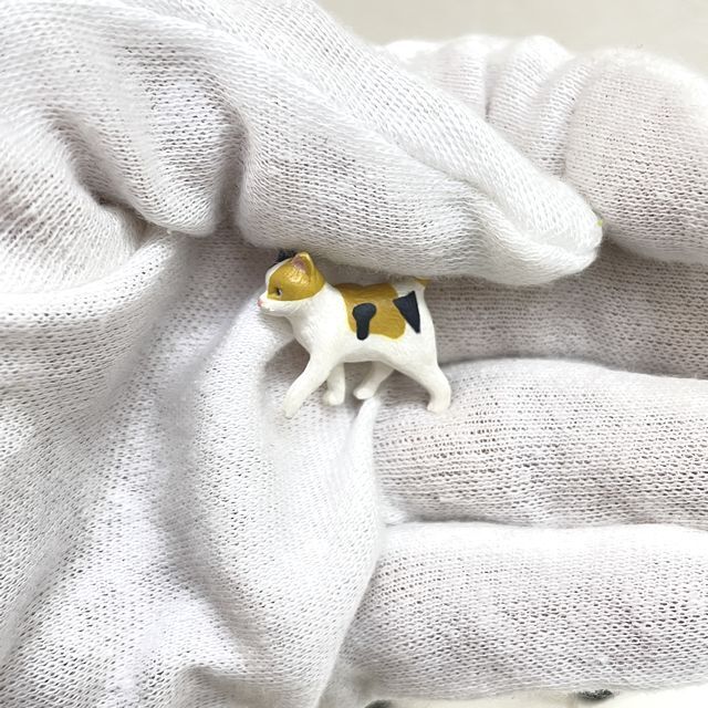 デザインフィルミドリカンパニーのミニマグネットネコ柄を手に持った画像画像