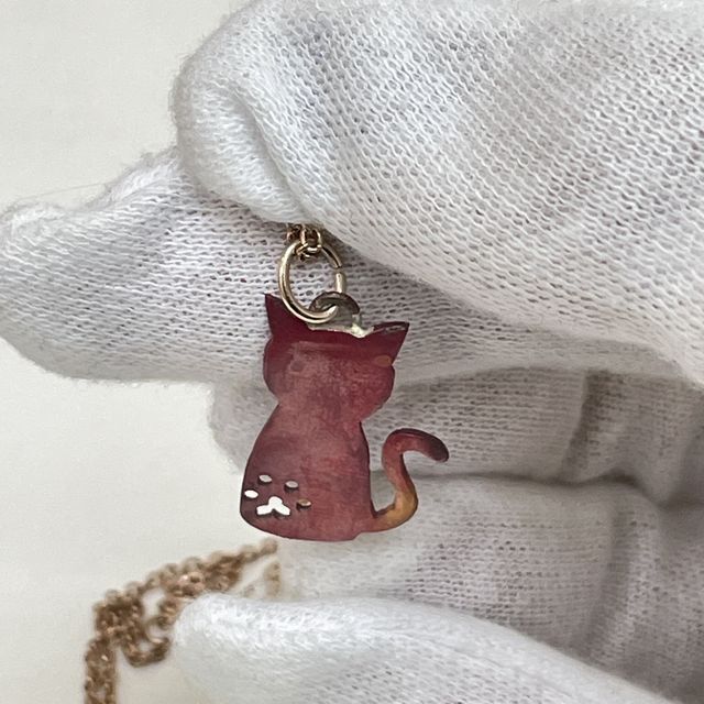 秋元彩花ハンドメイドネックレス猫肉球ハート柄を手に持った画像