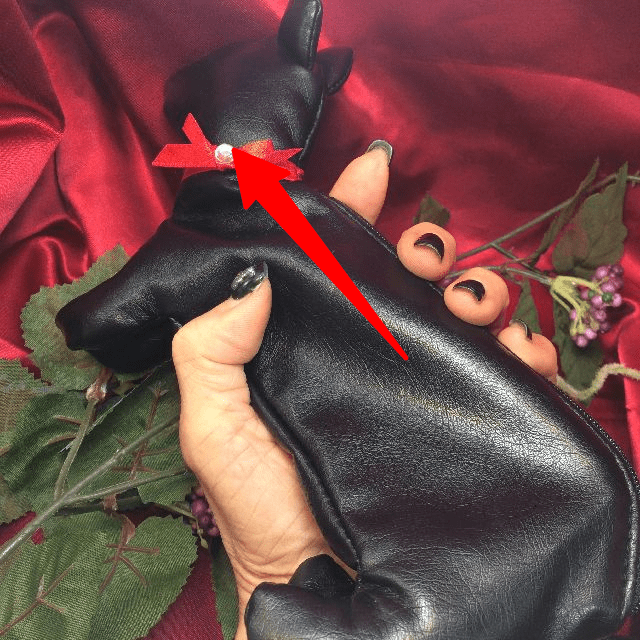 縫いぐるみダイカットペンポーチを手に持った画像