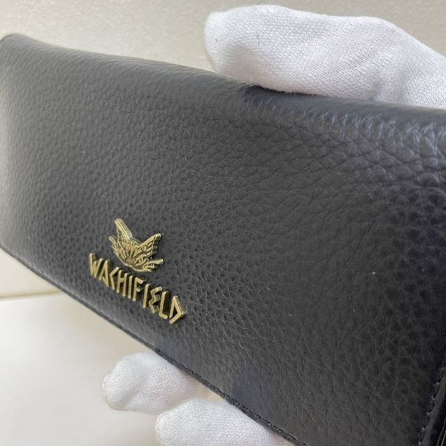 猫のダヤンの長財布アルカイック柄を手に持った画像