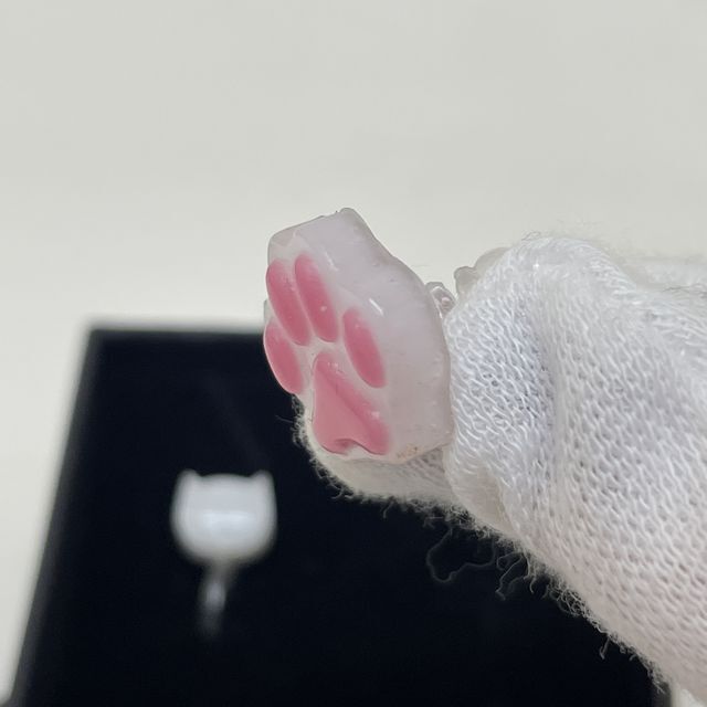 猫の肉球ハンドメイドのレジン制イヤリングを手に持った画像