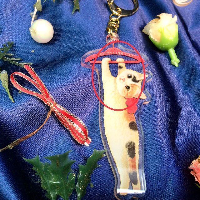 ポタリングキャットアクリルキーホルダー三毛猫のハンガー部分のクローズアップ画像