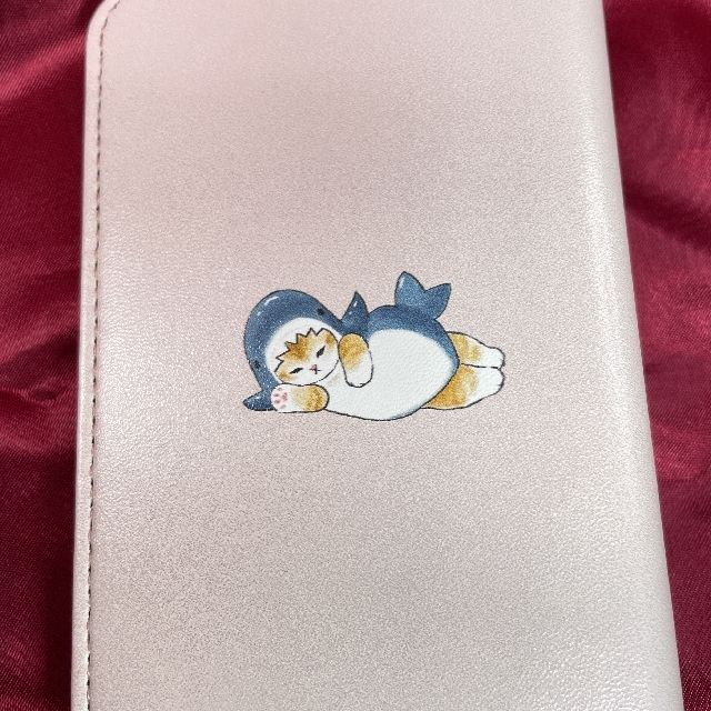 モフサンドのスマホケース手帳型サメにゃん柄の背面側画像