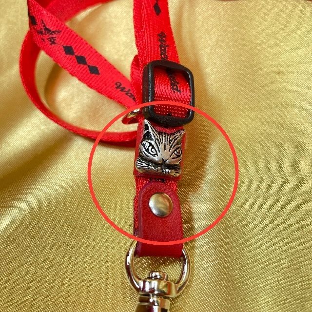 猫のダヤンのネックストラップ腕組みダヤン赤色の飾りの画像