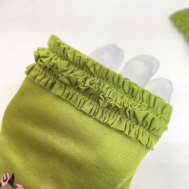 マタノアツコのＵＶアームカバーMEMEとお魚バッグ柄の指先の画像