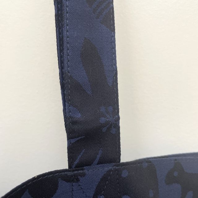 マタノアツコのトートバッグ猫のいる庭柄の持ち手の画像