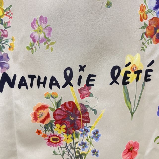 エイトミリオンワークスのナタリーレテのエコバッグラッキーキャットのロゴマークのクローズアップ画像